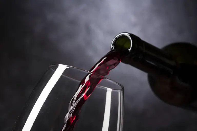 Ein Glas Wein wird eingeschenkt